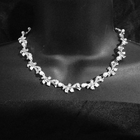 Jewelry - Silver pearl and crystal choker necklace